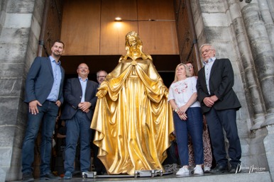 Phase II: Remontée du dais au sommet de la Basilique Notre-Dame de Bon-Secours