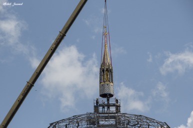 Phase II: Remontée du dais au sommet de la Basilique Notre-Dame de Bon-Secours