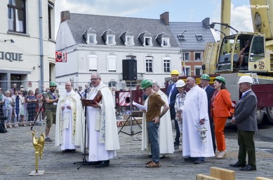 Phase II: Remontée du dais au sommet de la Basilique Notre-Dame de Bon-Secours